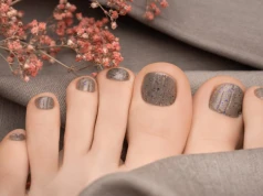 Ten pedicure sprawia, że stopy wyglądają na smuklejsze. Idealny na lato