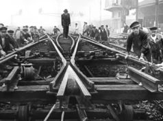 „Pociągi” Macieja Drygasa. Historia nadal pędzi po zapętlonych torach