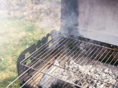Bez druciaka i bez szorowania. Tak wyczyścisz grilla szybko i skutecznie