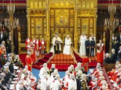 Demokracja oklaskuje króla. Monarchia odpowiedzią na chaos