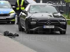 Pieszy wtargnął na jezdnię. Został potrącony przez Mercedesa. Mężczyzna był reanimowany