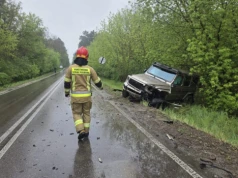 Kierujący Mercedesem klasy G stracił panowanie i uderzył w ciężarówkę. Luksusowe auto poważnie uszkodzone