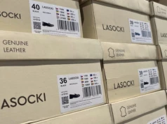 W Paryżu takie buty są bazą letniej szafy - w Lasockim są już na wyprzedaży, a w Rieker?