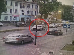 Rozpędzona rowerzystka wjechała na przejście i uderzyła w auto. Policja pokazała nagranie ku przestrodze
