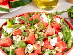 Słodki arbuz, feta i limonka. Ta sałatka przebija zwykłe dodatki do grilla