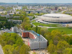 Wiecha zawisła nad nową inwestycją przy TAURON Arenie. Powstają 252 mieszkania na wynajem