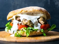 Bieszczadzki klasyk w wersji street food. Burger z kurczakiem i proziakami