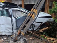 Wypadek w Zakopanem. Samochód wbił się w budynek, kierowca uciekł