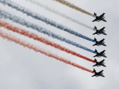 Biedna parada Putina. Pokazano tylko samoloty, część wygenerowało AI