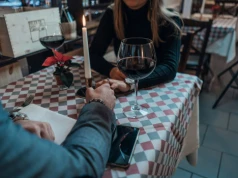 Tinder inwestuje w AI, a młodzi wracają do offline. To mówi sporo o zmęczeniu randkowaniem z aplikacji