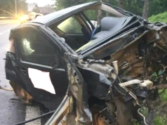 Dramatyczny wypadek w Zabrzeży. Citroen zawisł na barierach, kierowca trafił do szpitala