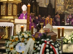 Tłumy żegnały arcybiskupa Józefa Michalika. “Był przekonany, że pasterz nie może milczeć”