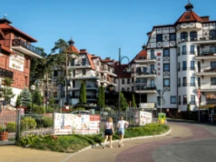 Krynica Morska świętuje 35-lecie praw miejskich. Kurort między letnim tłumem a zimową pustką