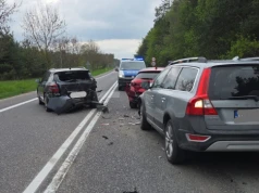Zderzenie trzech aut. W jednym z nich małe dziecko bez fotelika