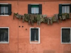 Alarmy lotnicze i artefakty wojny. Wstrząsające sceny na Biennale