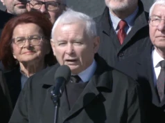 Zaczęło się! Kaczyński odpalił się na miesięcznicy, grzmiał o „agenturze” i „zamachu”. Zagłuszały go TE okrzyki