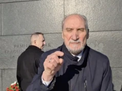 Awantura z samego rana! Macierewicz już o świcie pilnował pomnika, nagle podszedł do niego aktywista. „Ten człowiek kłamie!”