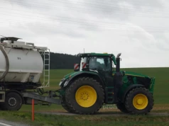 Nowy John Deere 6R 250 przyłapany w polu. Ten ciągnik może namieszać na rynku