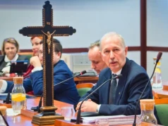 Radni PiS złożyli w sądzie skargę na prezydenta Legnicy. Chcą krzyża na sali obrad