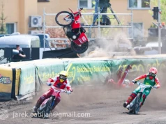 Żużel. Fatalny wypadek w Pile! Motocykl żużlowca Polonii Bydgoszcz za bandą! (ZDJĘCIA)