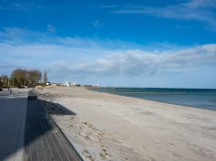 Kuszące uzdrowisko nad Bałtykiem. Plaża z klifami i spokojnym cyplem