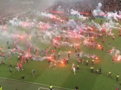 Kibice wtargnęli na murawę. Doszło do ataku na piłkarzy