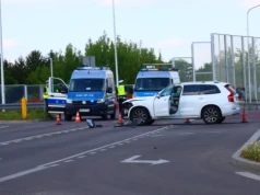 Jechał przed siebie nie patrząc na znaki. Zderzenie Seata z Volvo na rondzie z pniakiem