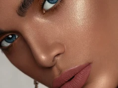Makijaż – kiedyś idealny mat, dziś super glow. Jak zmieniały się trendy beauty?