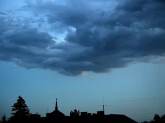 W całym kraju od poniedziałku wzrost zachmurzenia, przelotny deszcz, miejscami burze