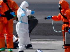 Maski, kombinezony i polewanie wodą. Tak wygląda ewakuacja pasażerów statku z groźnym wirusem