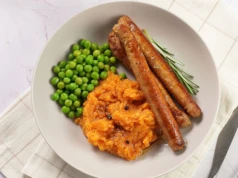 Chrupiące kiełbaski na zielonym puree. Wyjątkowy przepis braci Budnik