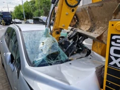 Zderzenie peugeota z koparką na ul. Kunickiego w Lublinie. Jedna osoba trafiła do szpitala