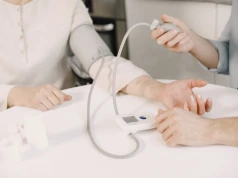 Zarówno niskie, jak i wysokie tętno zwiększa ryzyko udaru mózgu – wyniki dużego badania