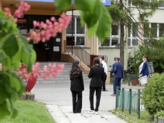 Egzamin ósmoklasisty 2026. Część uczniów pisze egzamin, reszta ma labę. Matka: Znów musiałam wziąć wolne