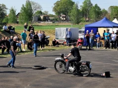 Ryk silników, tłumy ludzi i 97-letnia legenda na dwóch kołach. Do Białej zjechało wczoraj około tysiąca motocykli (zdjęcia)