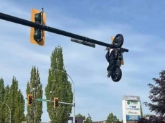 Nietypowy wypadek w Kanadzie. Motocykl zawisł nad skrzyżowaniem