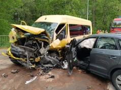 Czołowe zderzenie pasażerskiego busa z Audi. Ponad 20 osób poszkodowanych