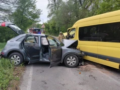 Poważny wypadek w Konopnicy. Bus zderzył się z samochodem. Do szpitali trafiło 21 osób