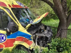 Zablokowana ul. Lipska w Zamościu. Zderzenie Renaulta z karetką pogotowia