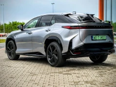Lexus RZ (2026) na Torze Modlin. 408 KM i wolant, który wymaga nowej „mapy” w głowie