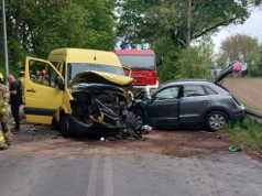 Bus zderzył się z audi. Jedna osoba nie żyje, ponad 20 rannych