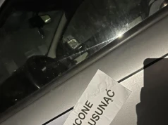 Praga Południe: okleił samochód karteczkami tylko dlatego, że stoi tam od kilku dni po kolizji. "Ktoś musi mieć bardzo nudne życie."