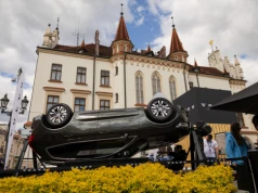 Volvo For Safety: 42 tysiące osób sprawdziło, jak to jest dachować. W tle premiera EX60