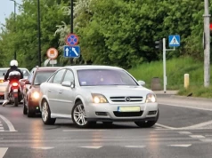 Na rondzie pod prąd. Dwóch kierowców jeden za drugim pogubiło się na skrzyżowaniu