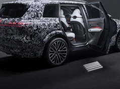 Audi Q9 nadjeżdża. Ma elektryczne drzwi i potężny, podświetlany szyberdach