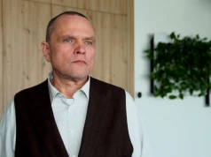 Automaty paczkowe w Polsce stają się dostępniejsze dla osób z niepełnosprawnościami. Pojawiają się również usprawnienia dla seniorów