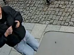 Za pomocą kodów wypłacił pieniądze z bankomatu w centrum Katowic. Policja szuka mężczyzny ze zdjęcia