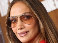 J.Lo. zachwyca w prostej sukience. Ten fason świetnie modeluje sylwetkę