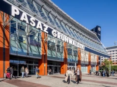 Klienci w galeriach handlowych polują na okazje i wpadają do Żabki