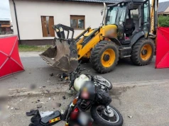 Motocyklista wjechał w koparko-ładowarkę
